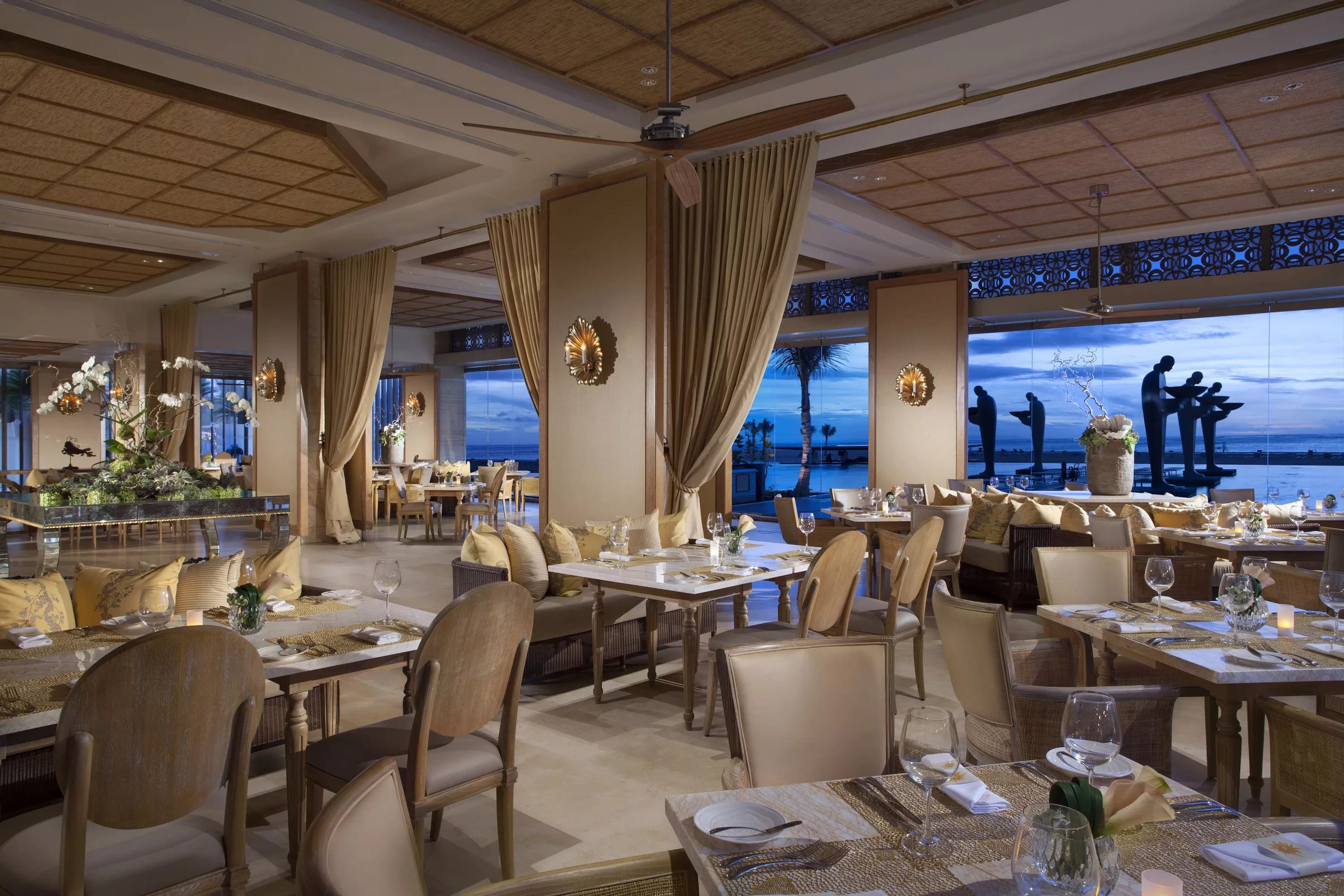 Luxurious restaurant decorations - Restaurant decorations