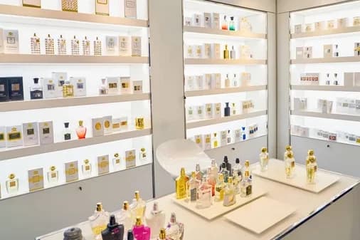 Luxurious perfume shop decor Luxurious perfume shop decor - Decor of salons, shops and stores